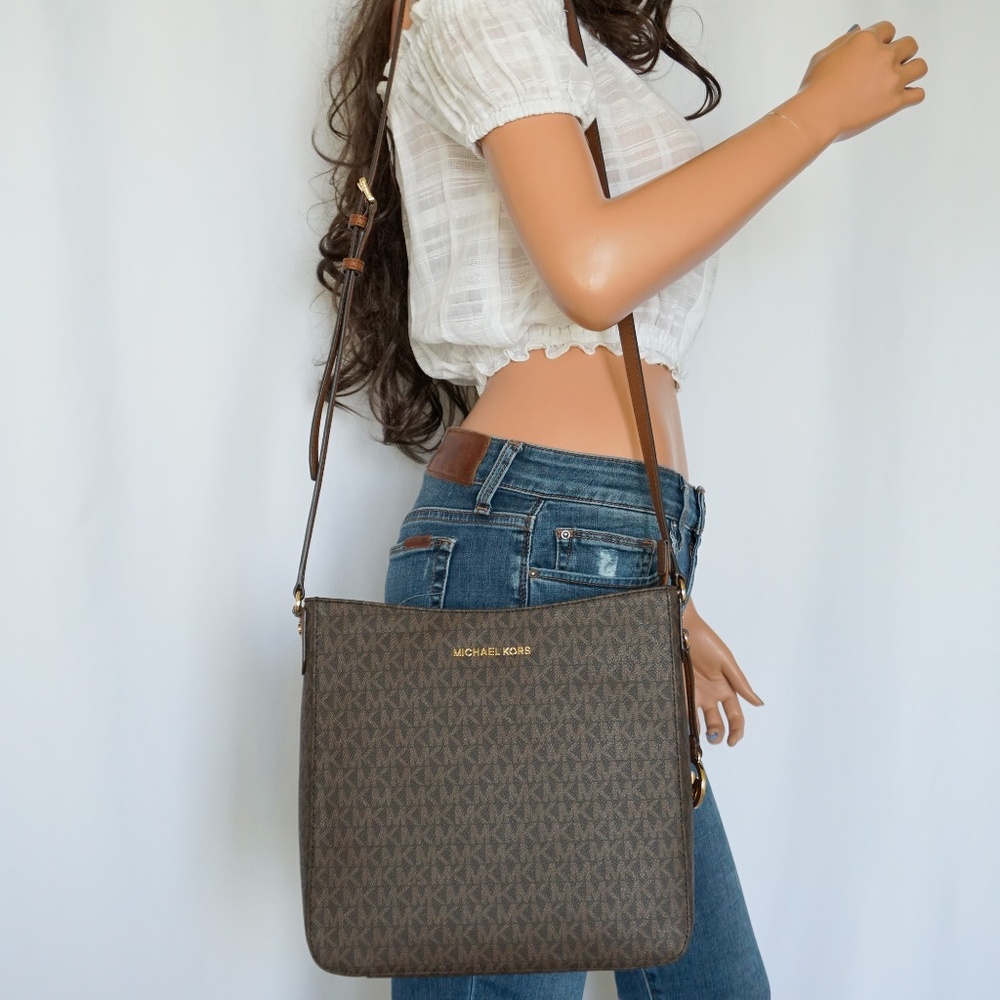 Michael Kors Jet Set Travel LG Messenger Brown Bag